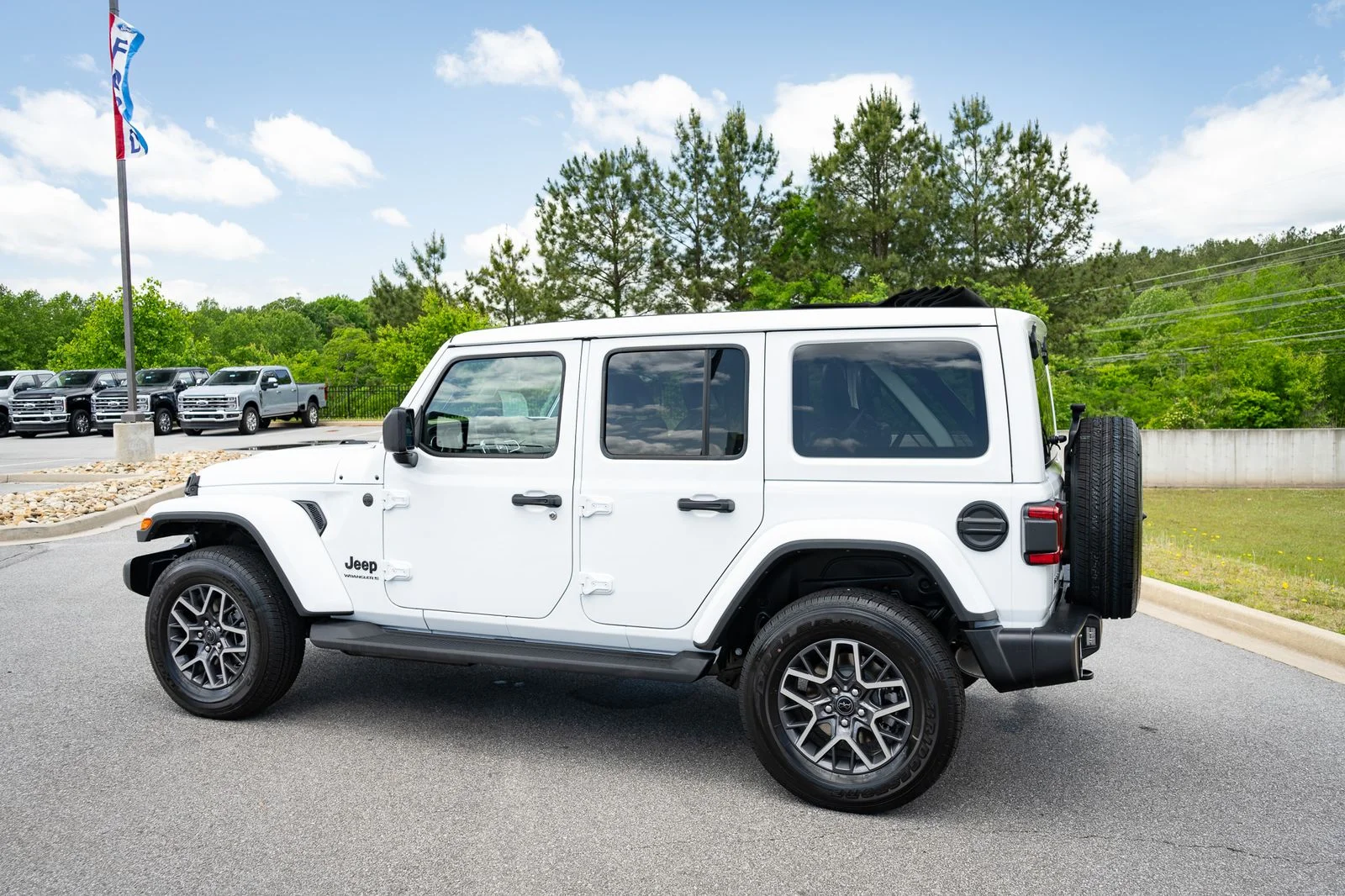 New 2026 Bright White Clear-Coat Exterior Paint Jeep Sahara image 7