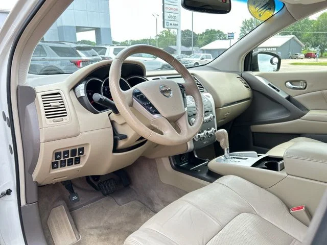 Used 2012 White Nissan SL image 28