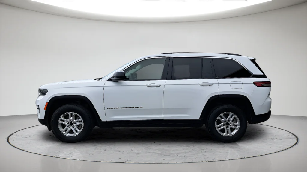 Used 2023 White Jeep Laredo image 6