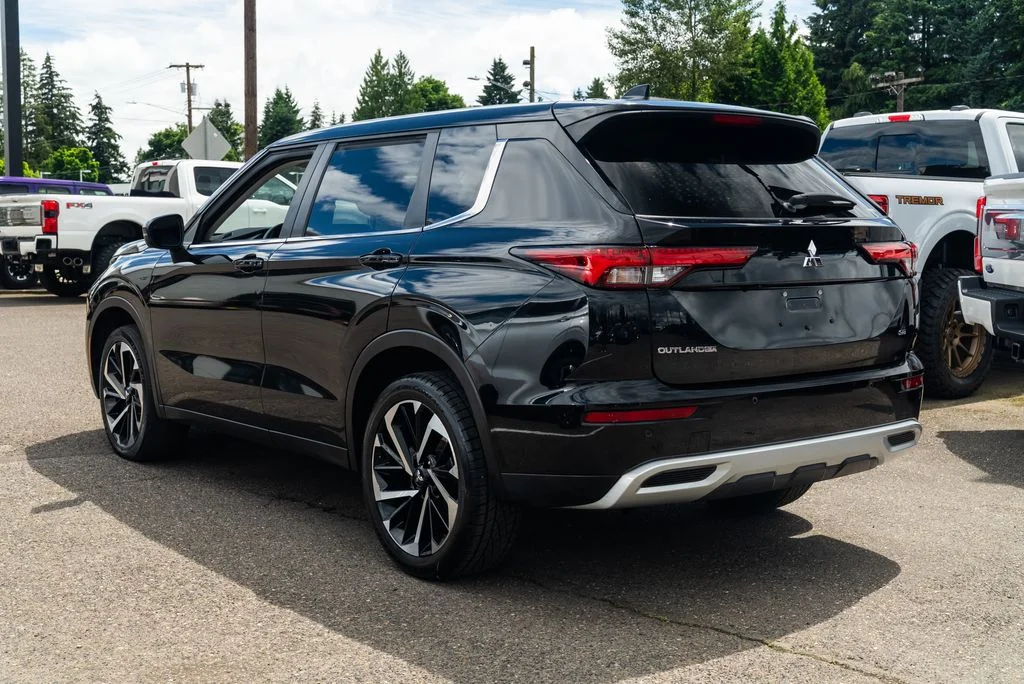 Used 2024 Black Mitsubishi SE image 4