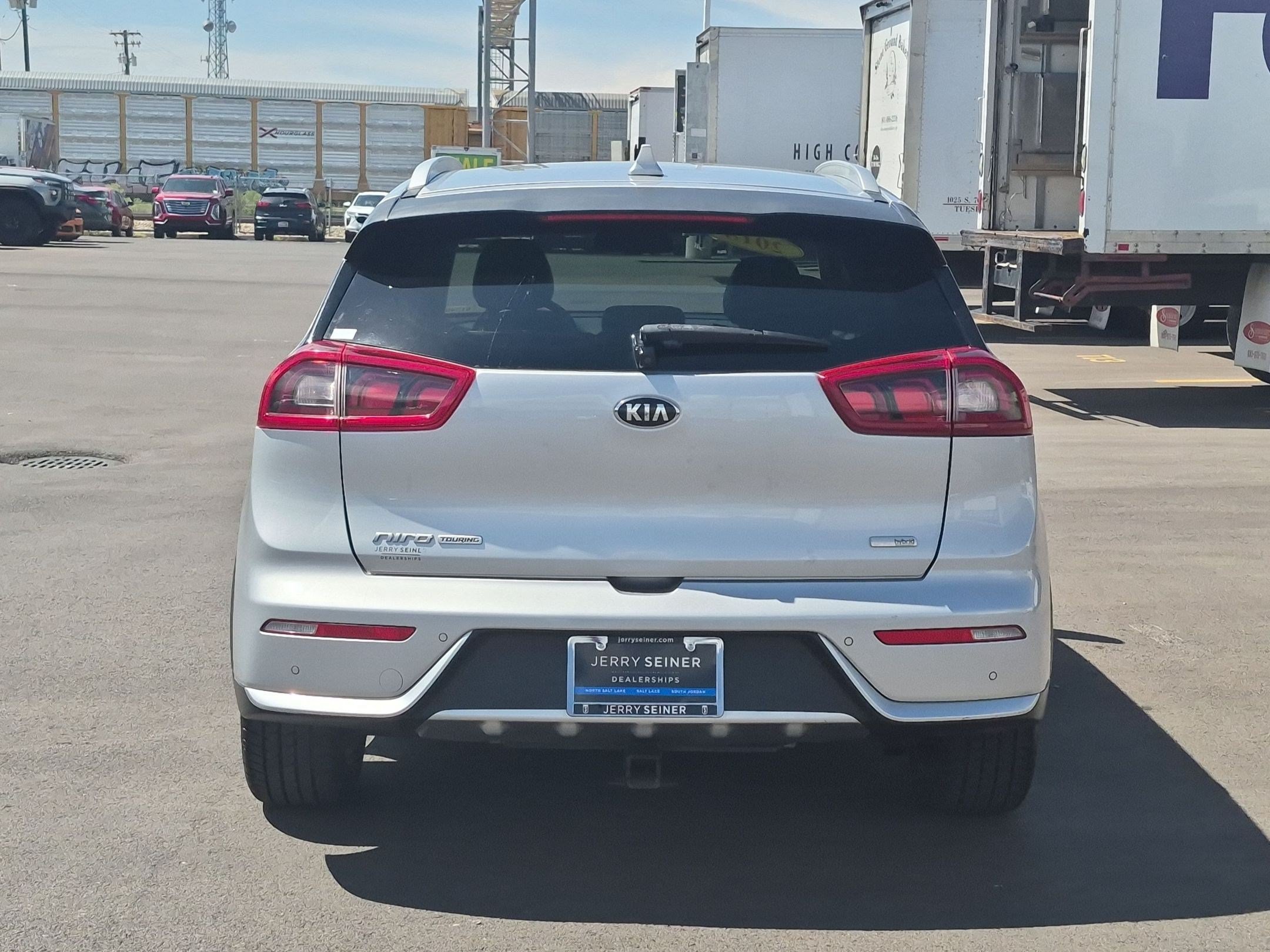 Used 2018 Silky Silver Kia Touring image 4