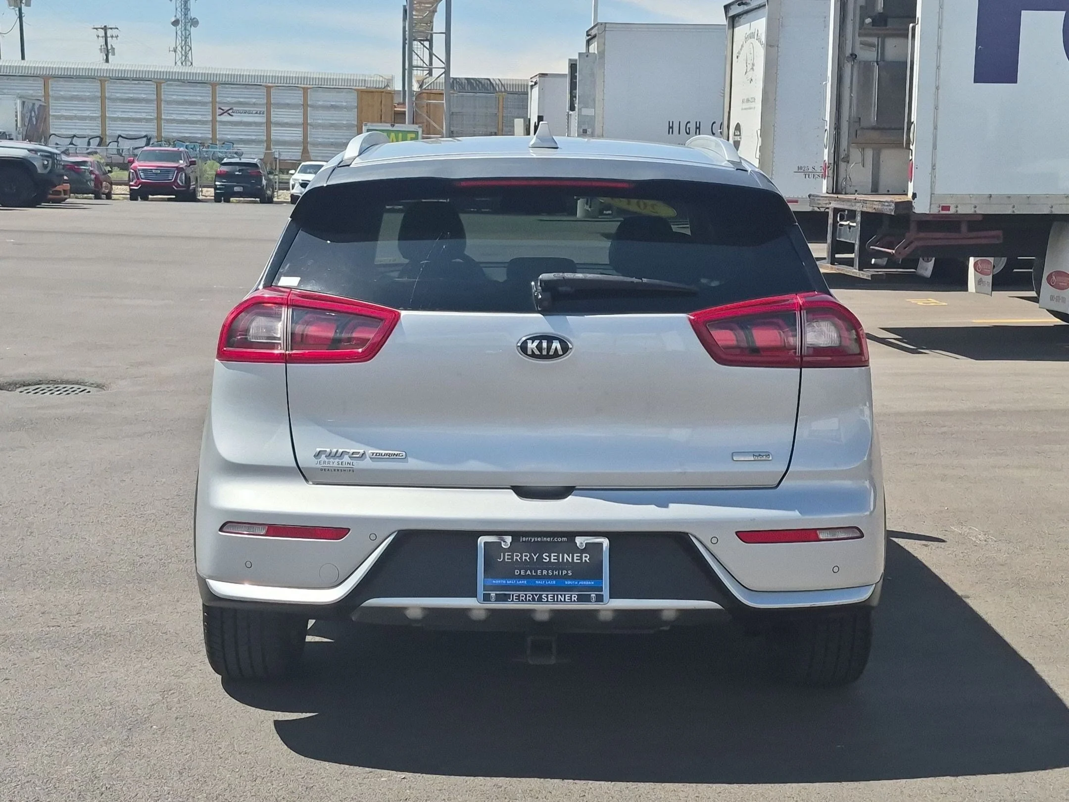Used 2018 Silky Silver Kia Touring image 4