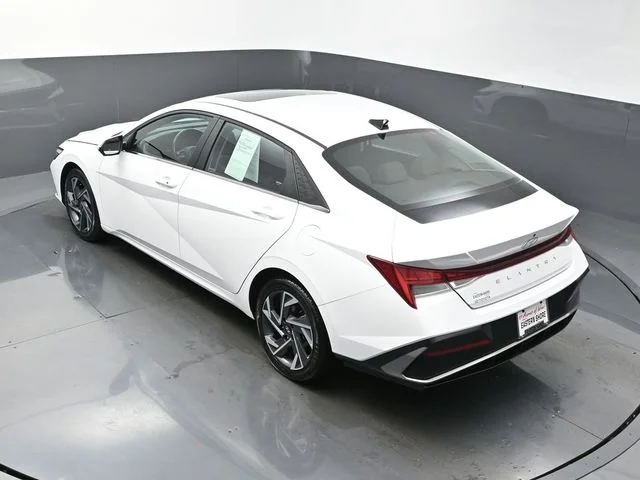 Used 2025 White Hyundai SEL Convenience image 51