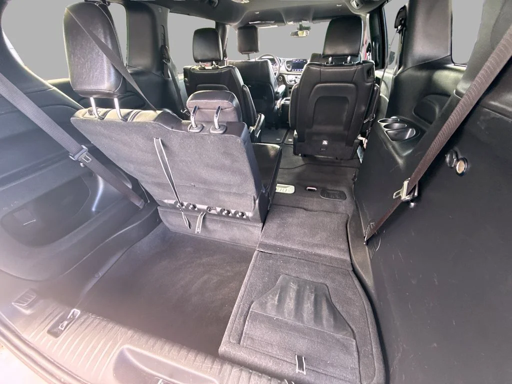Used 2022 Red Chrysler Touring L image 11