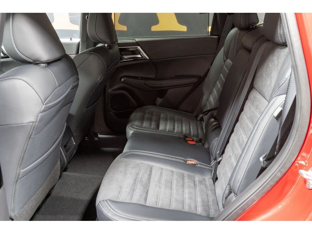 2025 Mitsubishi Outlander Plug-in Hybrid SE - Photo 20