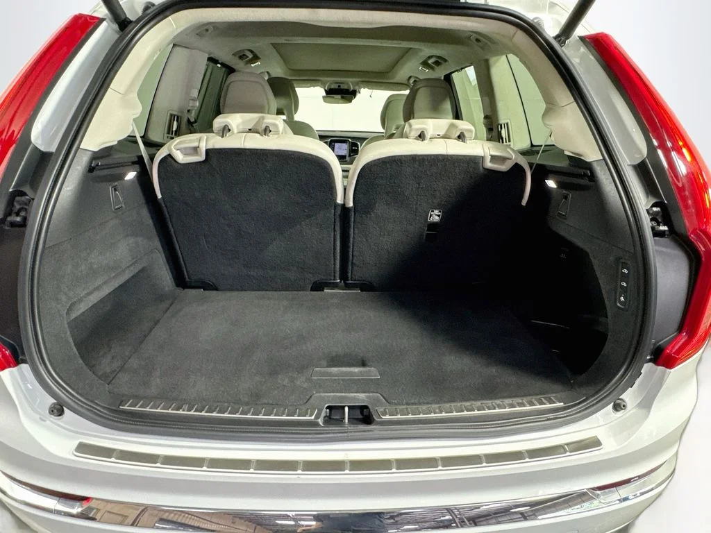 Used 2022 White Volvo T8 Inscription 6 Passenger image 33
