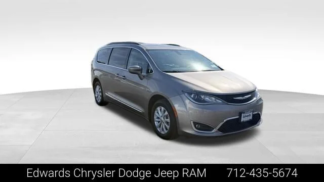 2017 Chrysler Pacifica Touring-L's photo