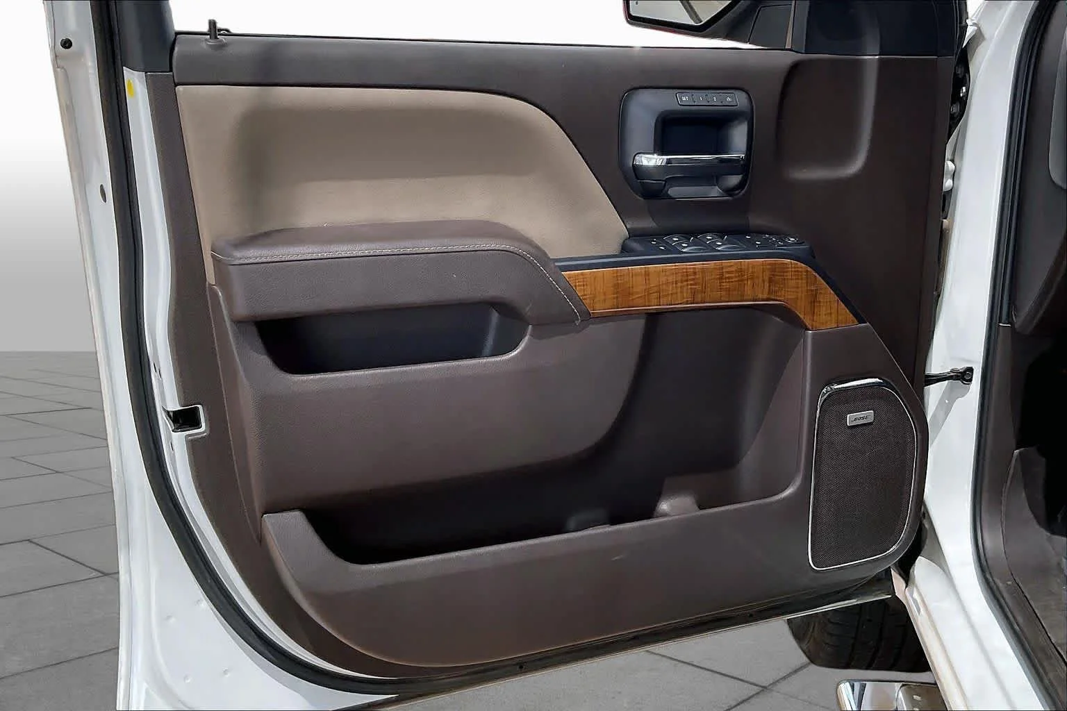 Used 2018 White Frost Tricoat GMC SLT image 20