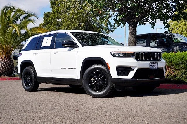 Used 2023 White Jeep Laredo image 1