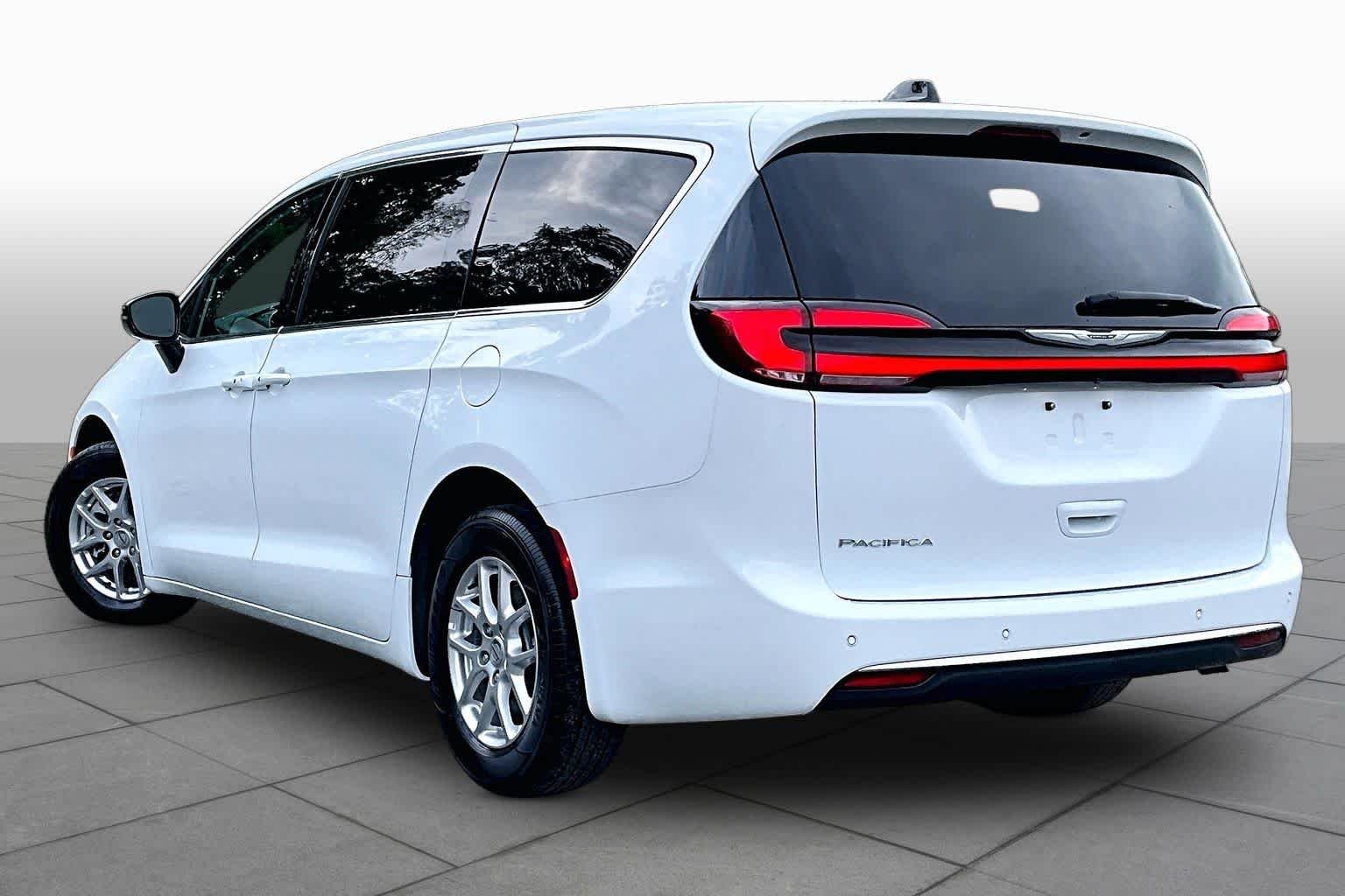 Used 2025 Bright White Clearcoat Chrysler Select image 12