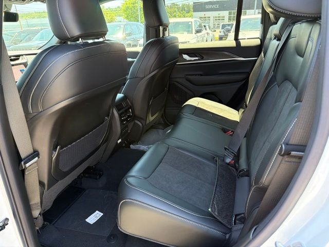 New 2026 Bright White Clear-Coat Exterior Paint Jeep Altitude image 7