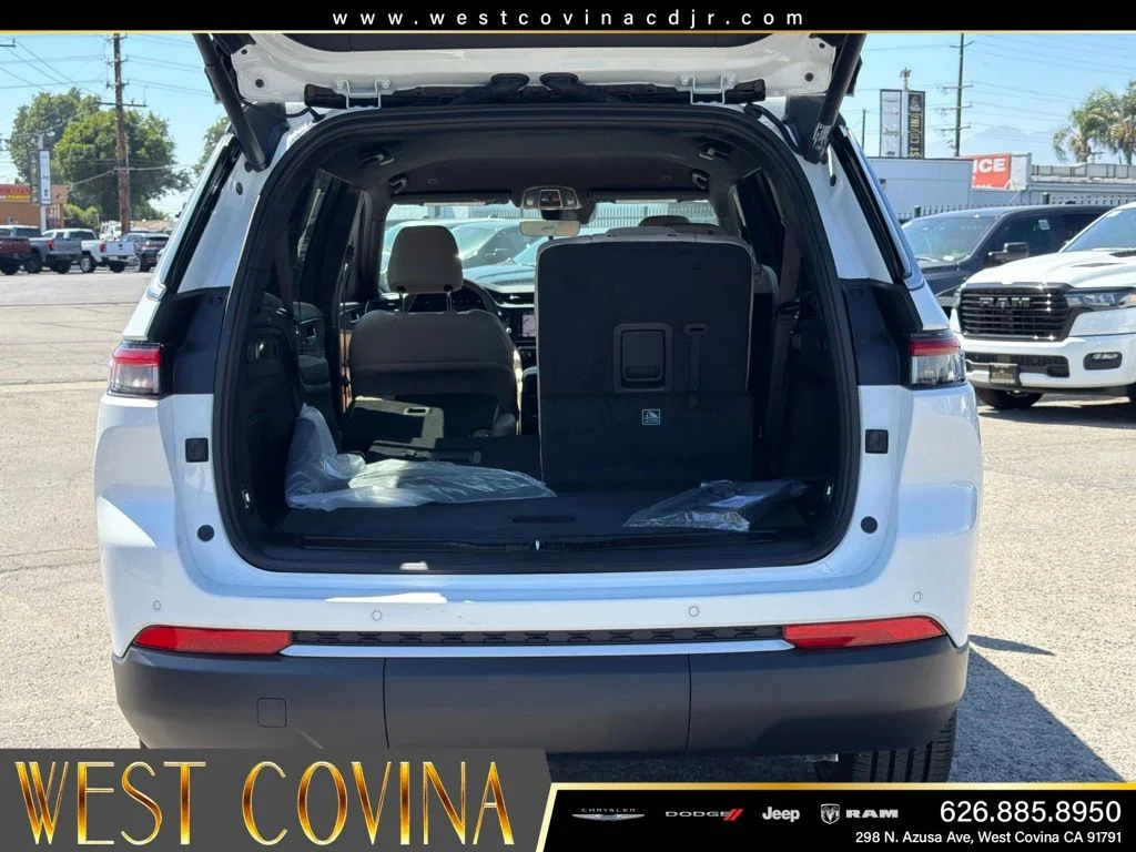 New 2026 Bright White Clear-Coat Exterior Paint Jeep Limited image 16