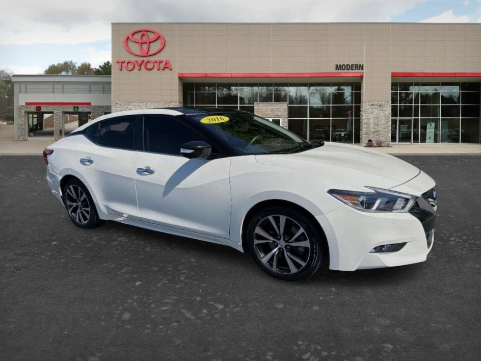 Used 2016 Pearl White Nissan 3.5 Platinum image 3