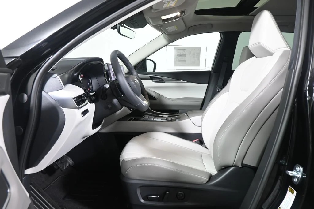 New 2027 Black INFINITI LUXE image 3