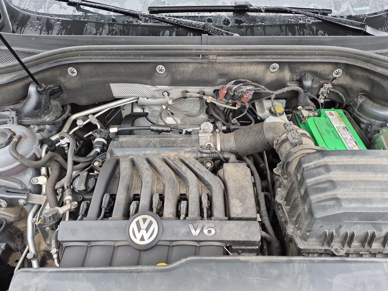 Used 2018 Platinum Gray Metallic Volkswagen 3.6L V6 SE w/Technology image 40