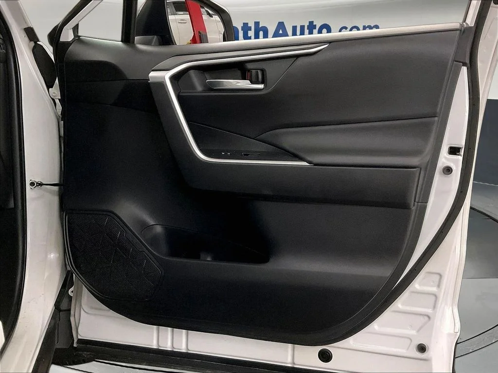 Used 2020 White Toyota XLE image 28