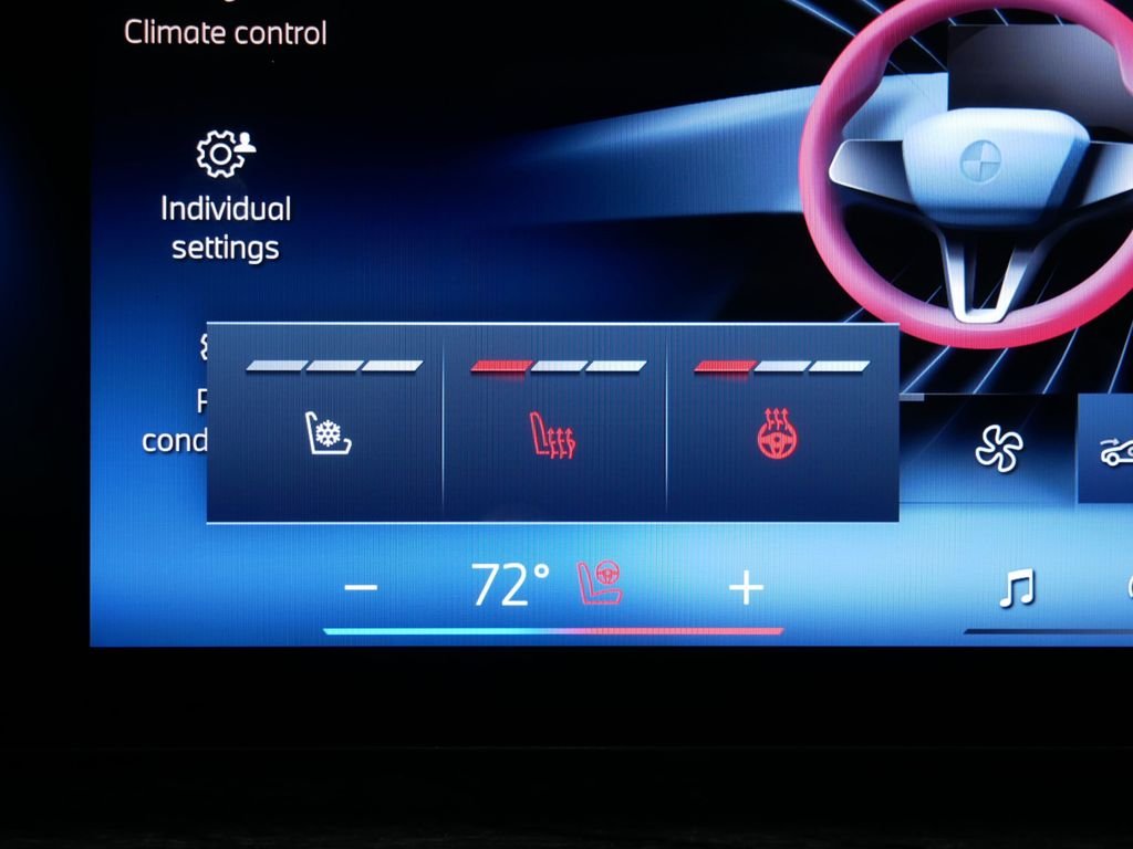 2025 BMW 7 Series 750e - Photo 40