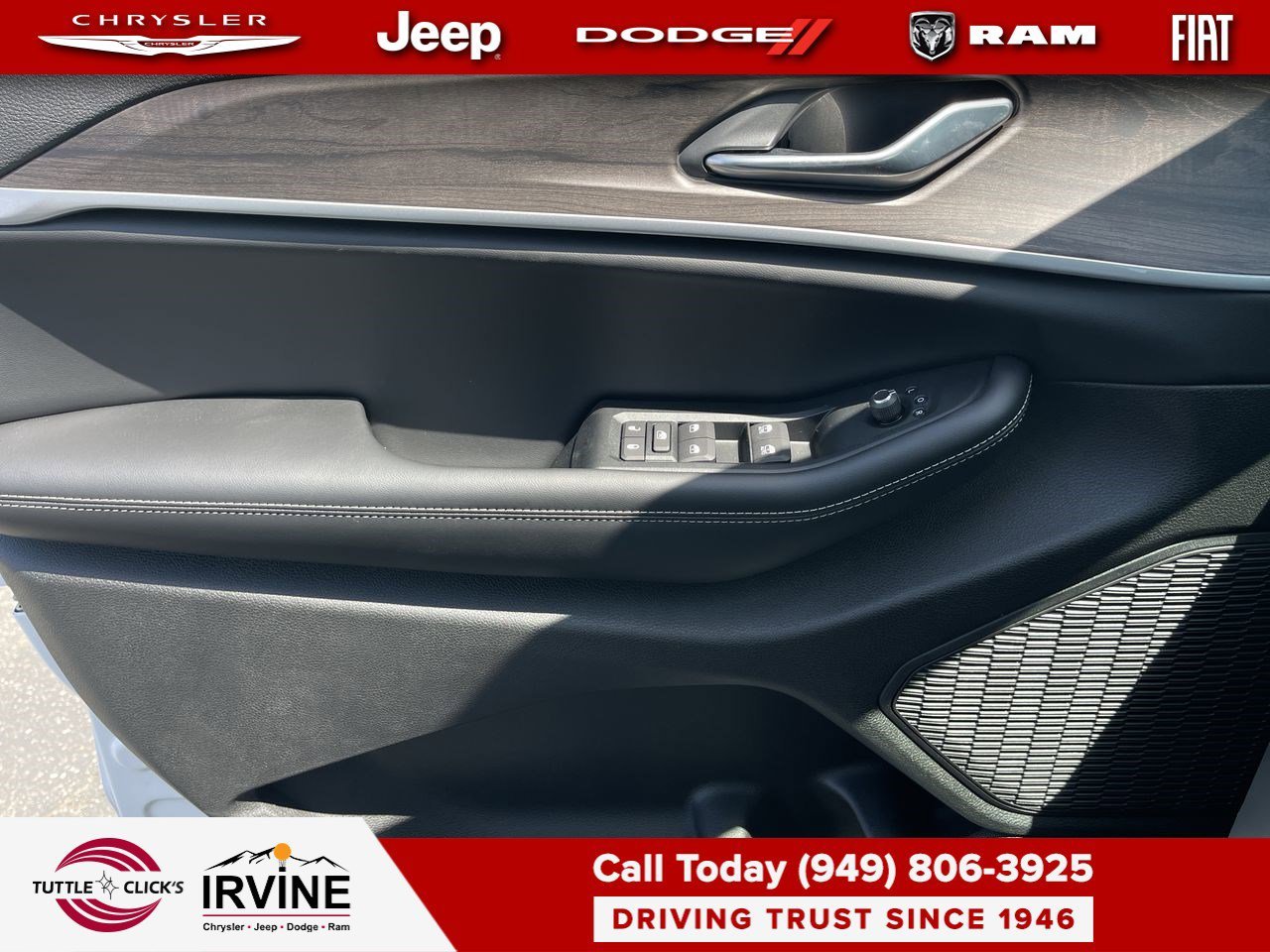 New 2026 Bright White Clear-Coat Exterior Paint Jeep Laredo Altitude image 20