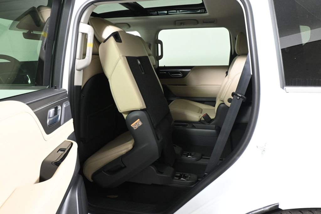 New 2026 RADIANT WHITE INFINITI Pure 4WD image 32