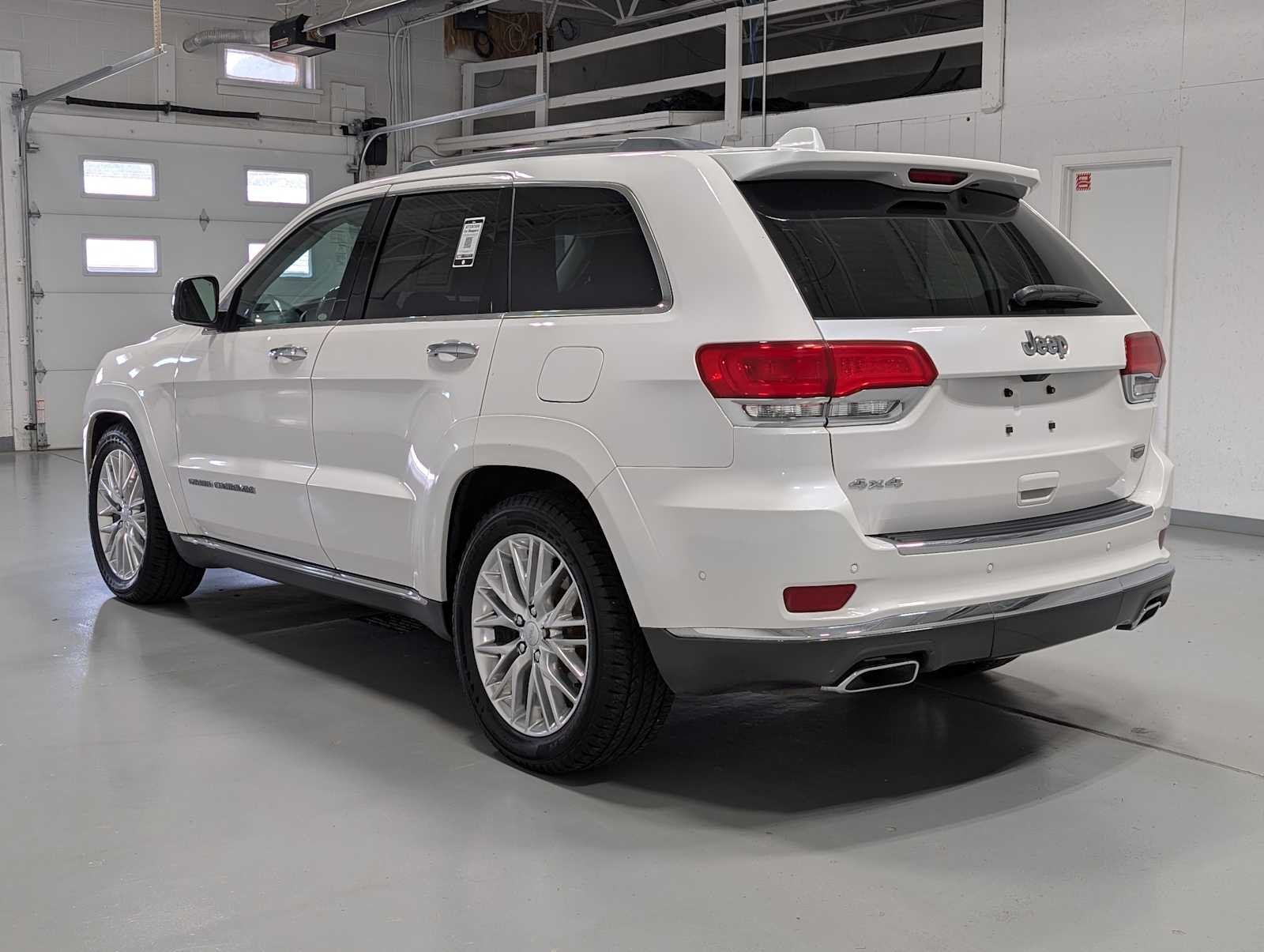 Used 2018 Ivory Tri-Coat Pearl Jeep Summit image 10