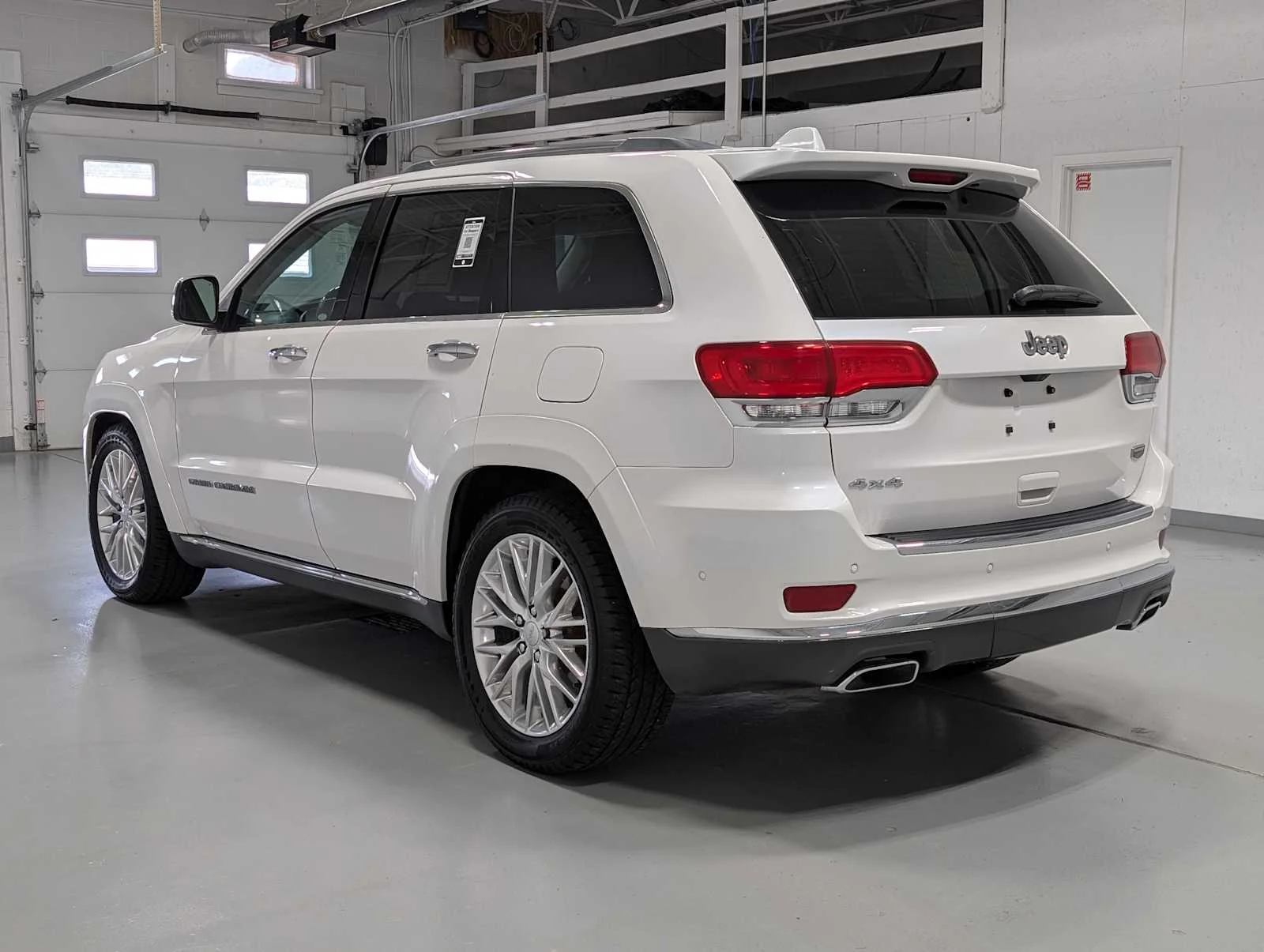 Used 2018 Ivory Tri-Coat Pearl Jeep Summit image 10