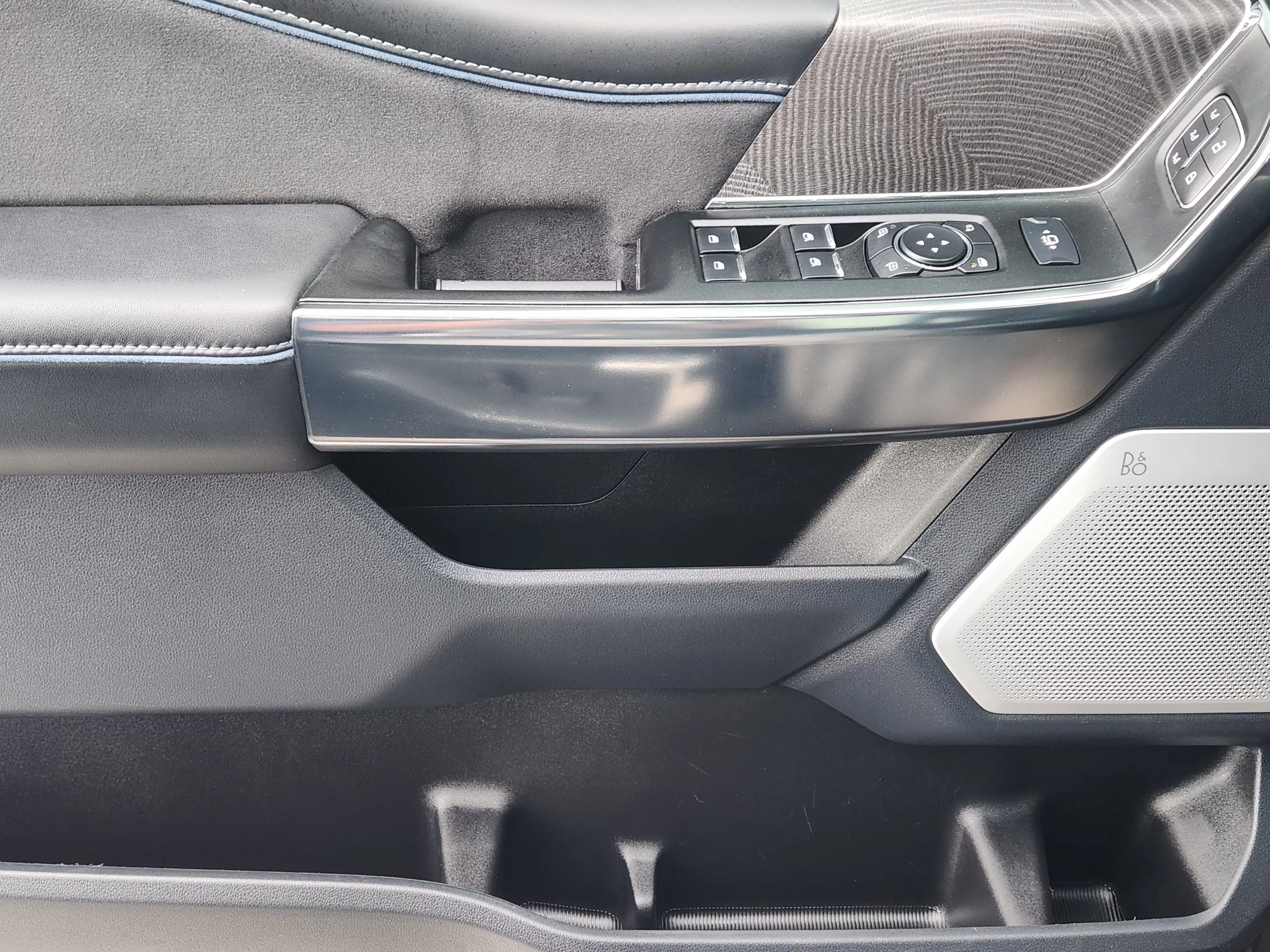 Used 2025  Ford Platinum image 24