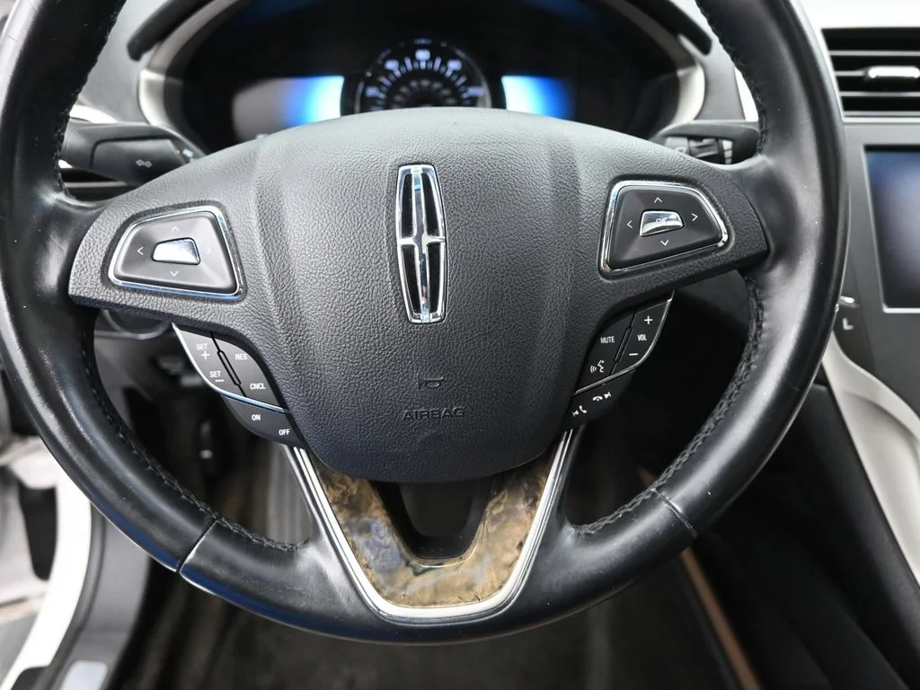 Used 2016 White Lincoln Base image 17