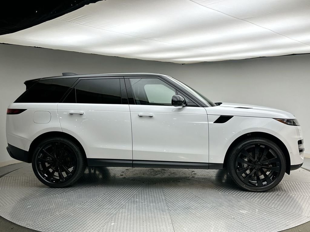New 2026 Fuji White Land Rover SE image 4