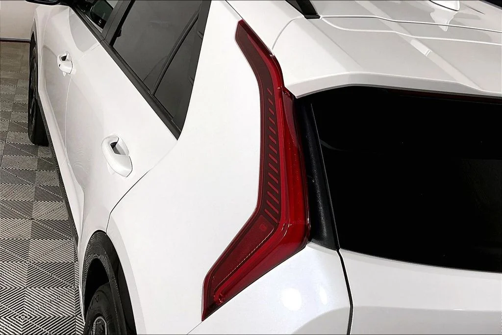 Used 2023 White Kia Wind image 28