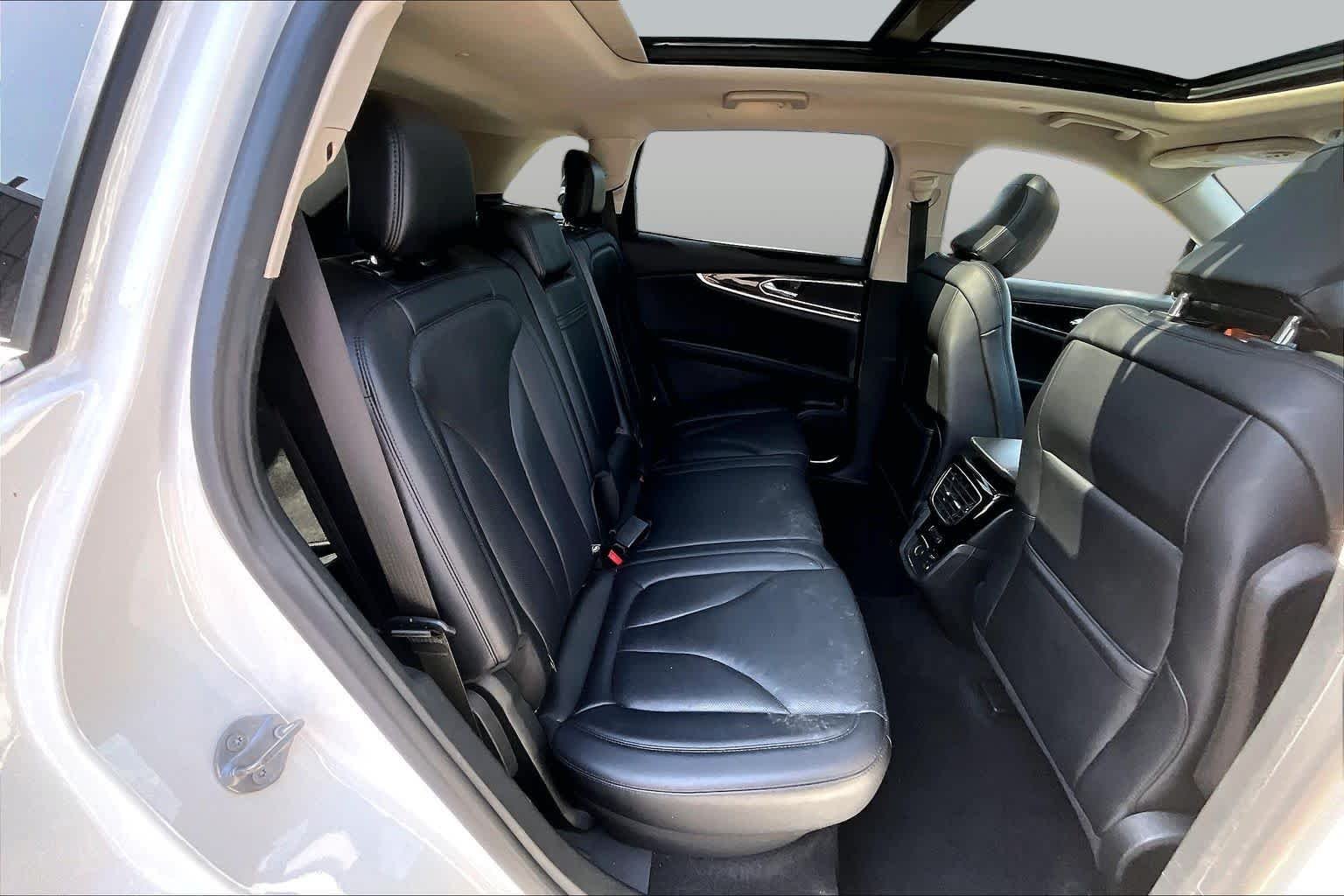Used 2022 Pristine White Lincoln Reserve image 18
