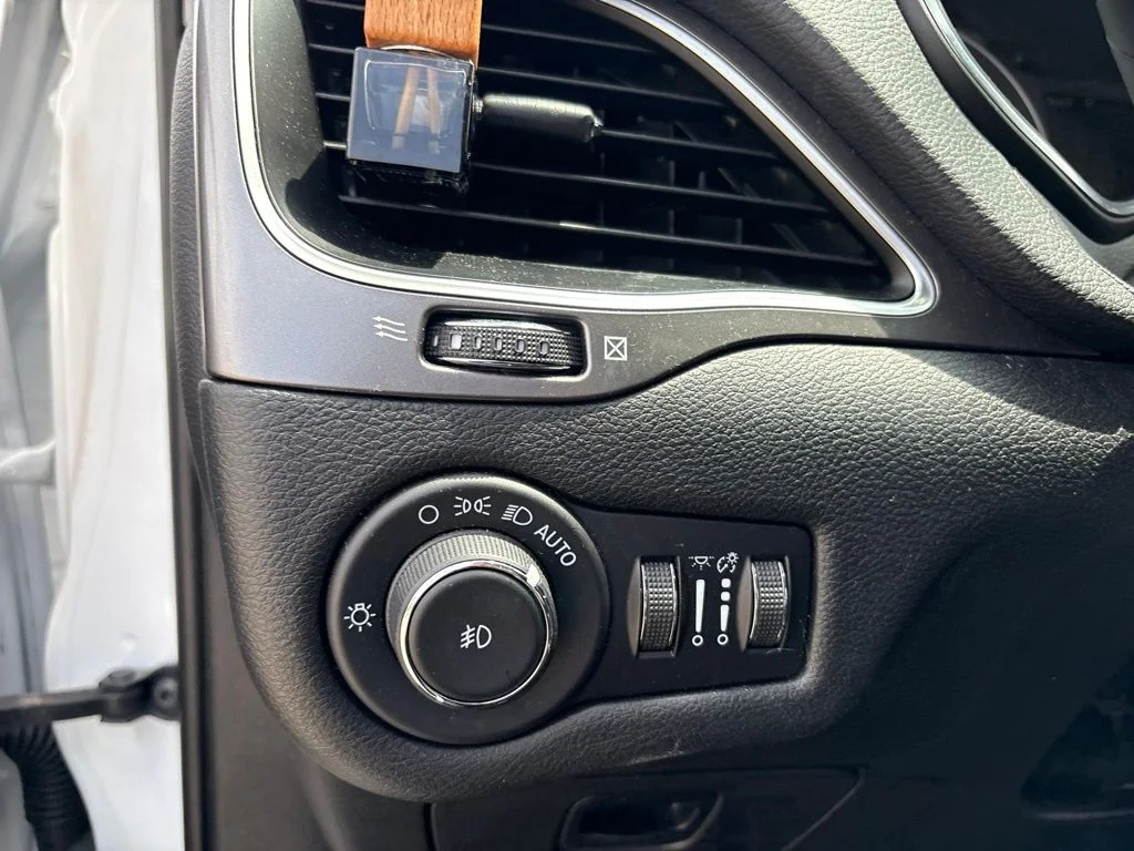 Used 2020 White Jeep Latitude Plus image 24