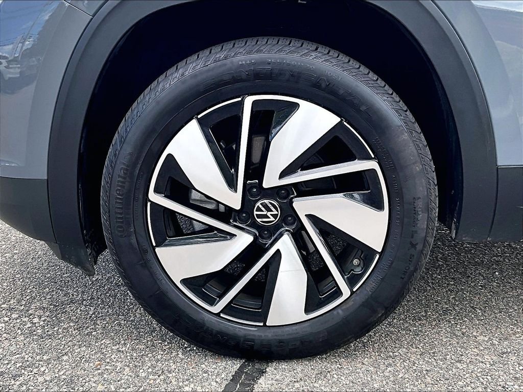Used 2025 Gray Volkswagen 2.0T SE w/Technology image 7