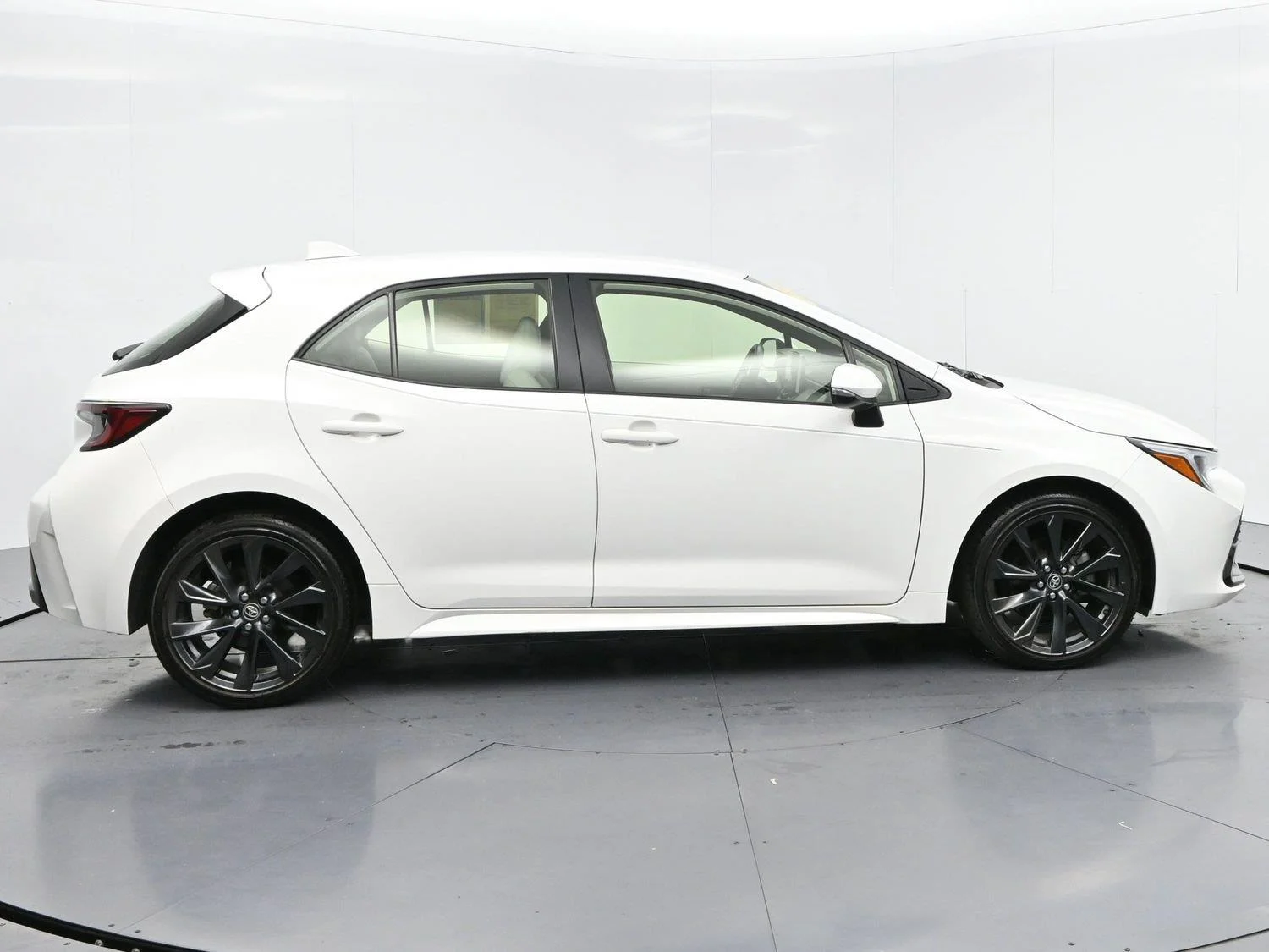 Used 2024 Ice Cap Toyota XSE image 8