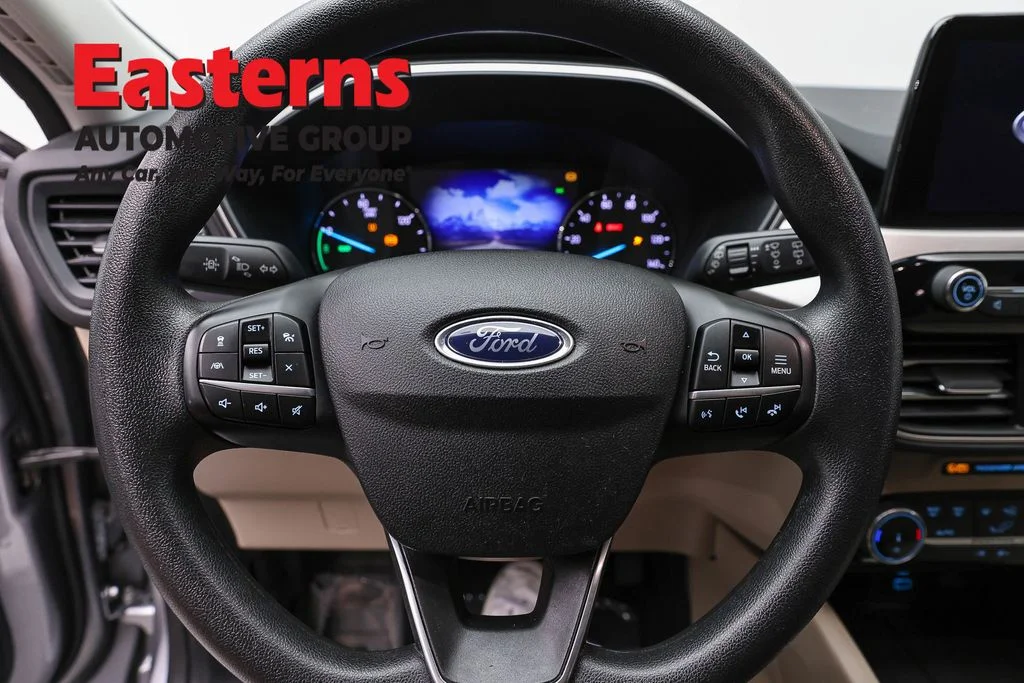 Used 2022 Silver Ford SE image 10