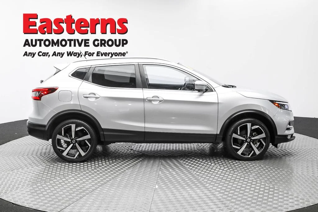 Used 2022 Silver Nissan SL image 4