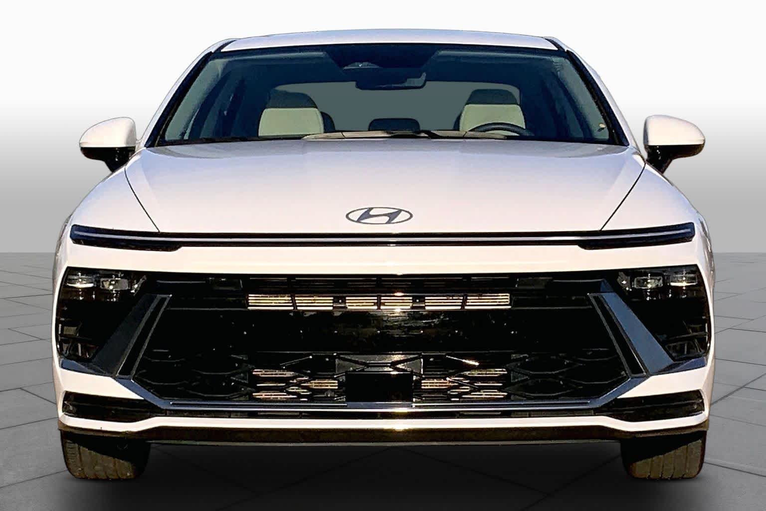 Used 2025 Serenity White Hyundai SEL image 4