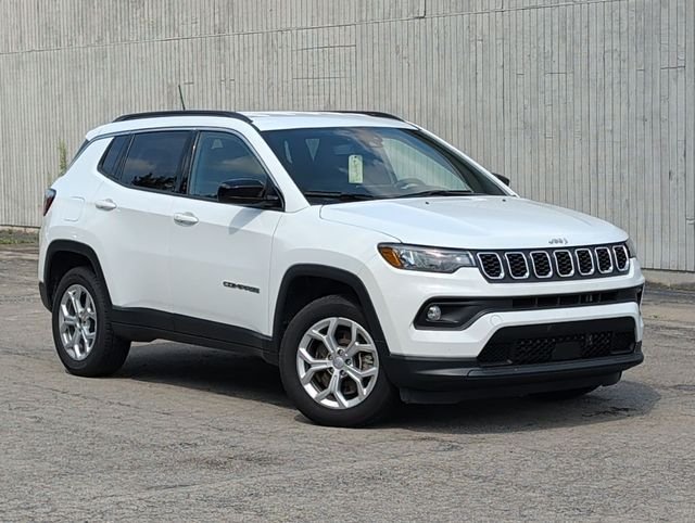 Used 2024 White Jeep Latitude image 11