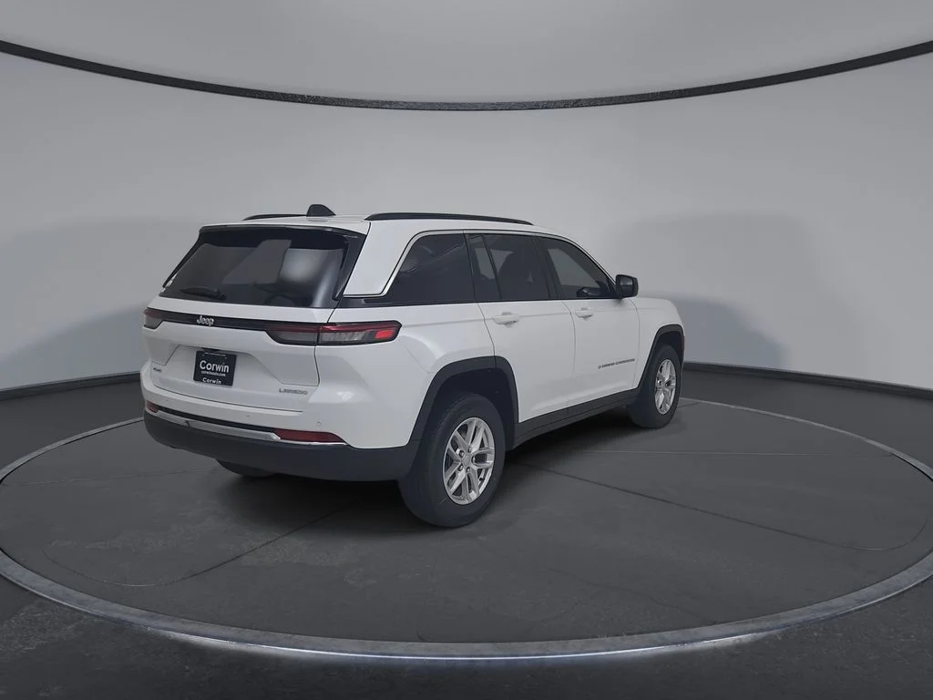 New 2026 Bright White Clear-Coat Exterior Paint Jeep Laredo X image 14