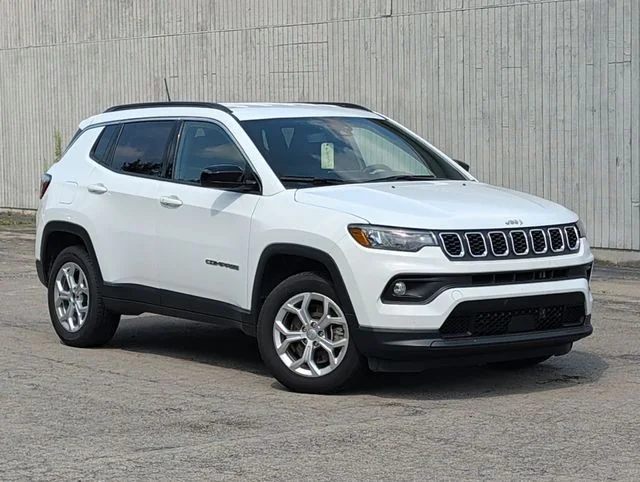 Used 2024 White/off-white Jeep Latitude image 11