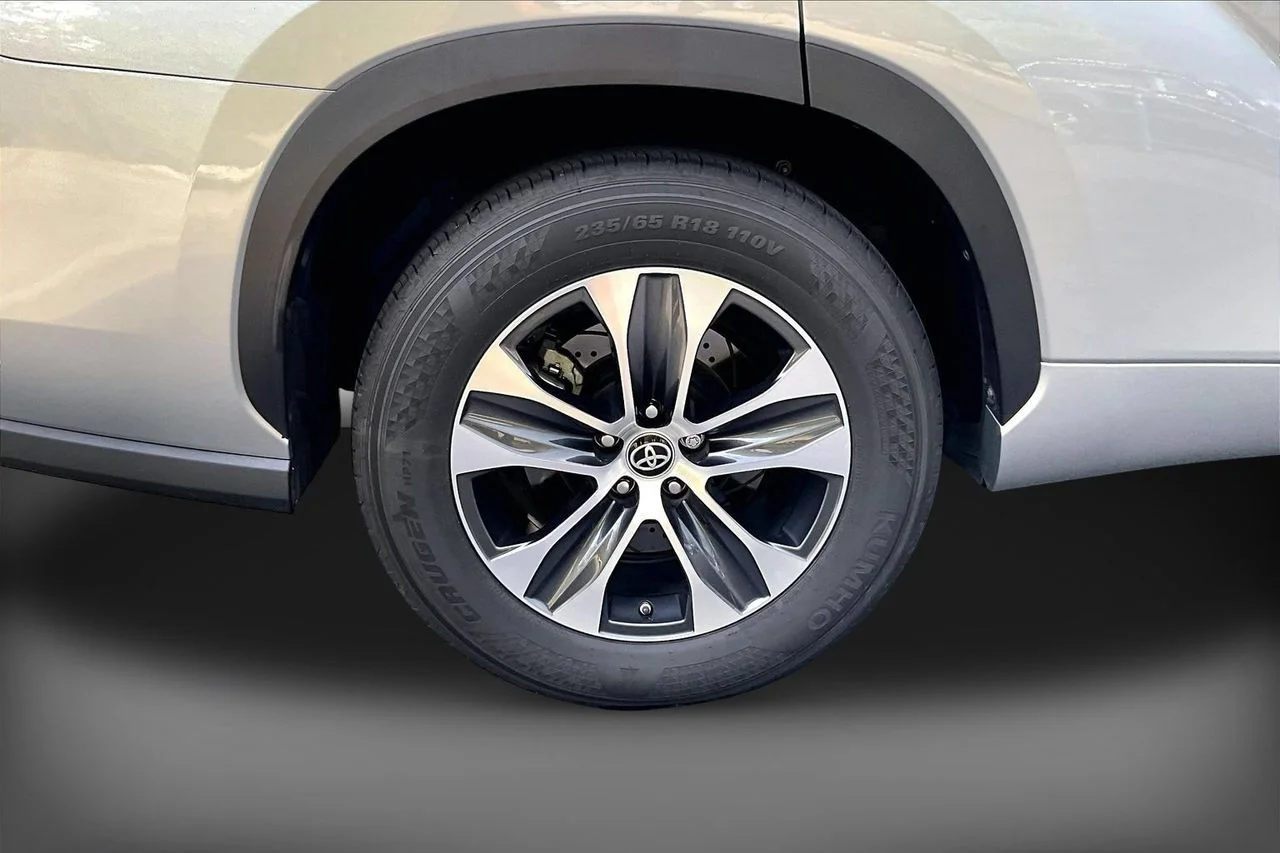 Used 2021 Silver Toyota XLE image 35