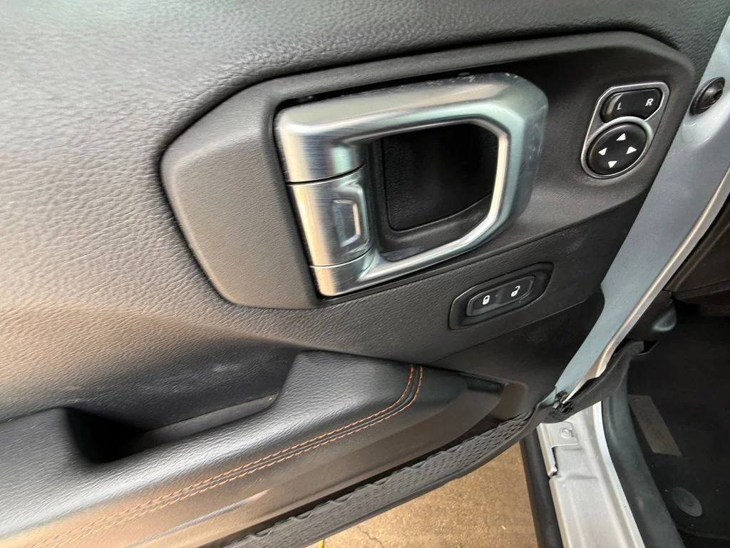 Used 2023 Silver Jeep Mojave image 11