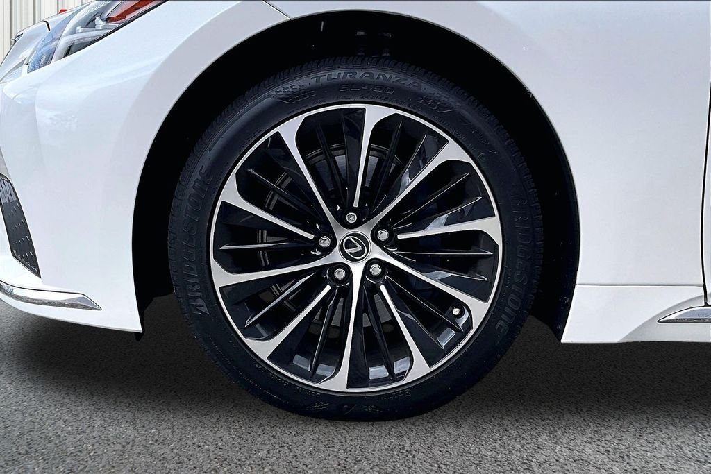 Used 2023 White Lexus 500 Base image 34