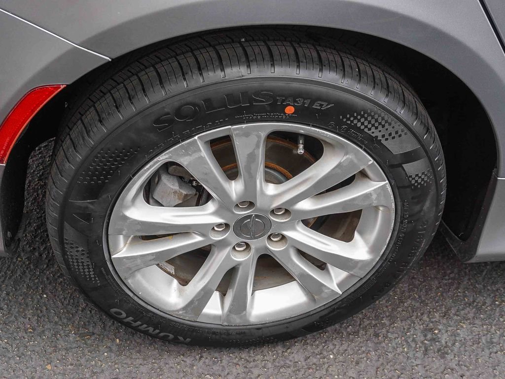 Used 2015 Silver Chrysler Limited image 9