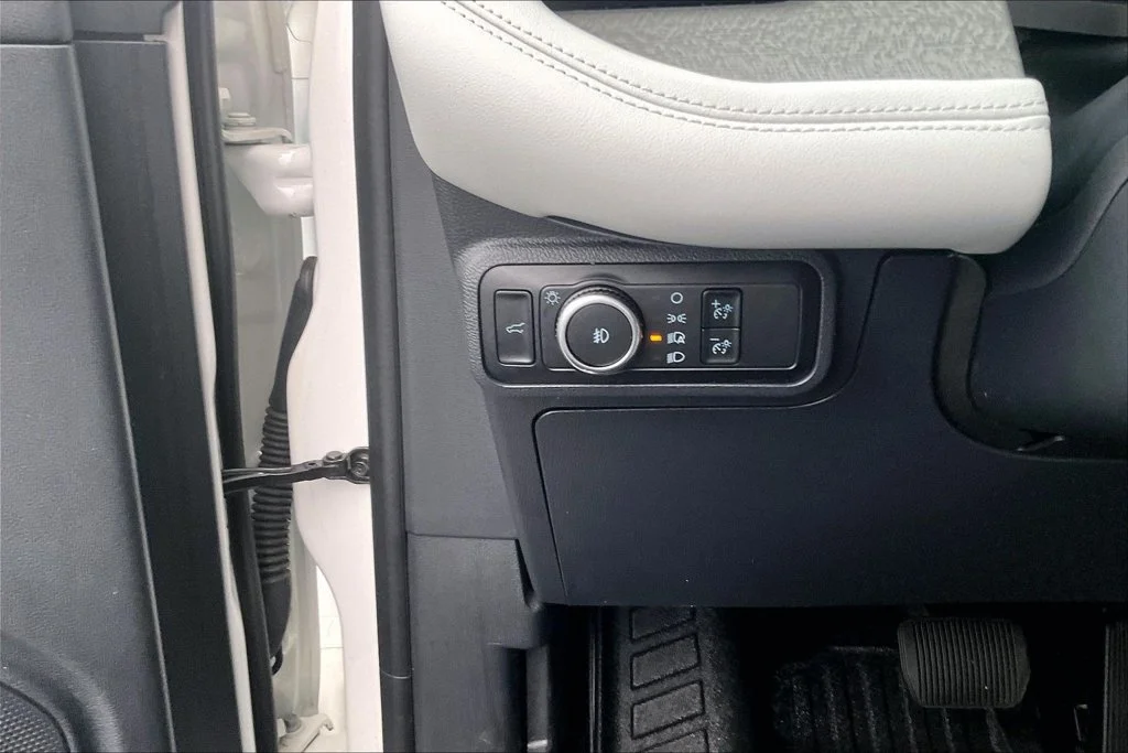 Certified Used 2025 White Metallic Ford Platinum image 37