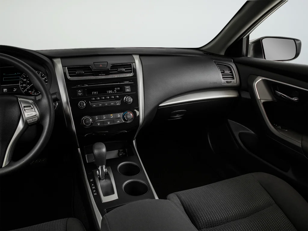 Used 2015 White Nissan 2.5 S image 58