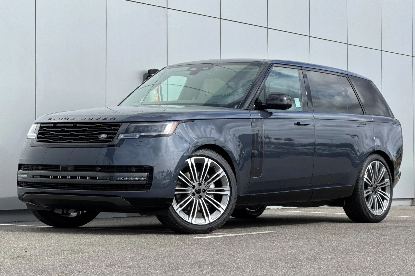 2026 Land Rover Range Rover 3.0 SE LWB 7's photo