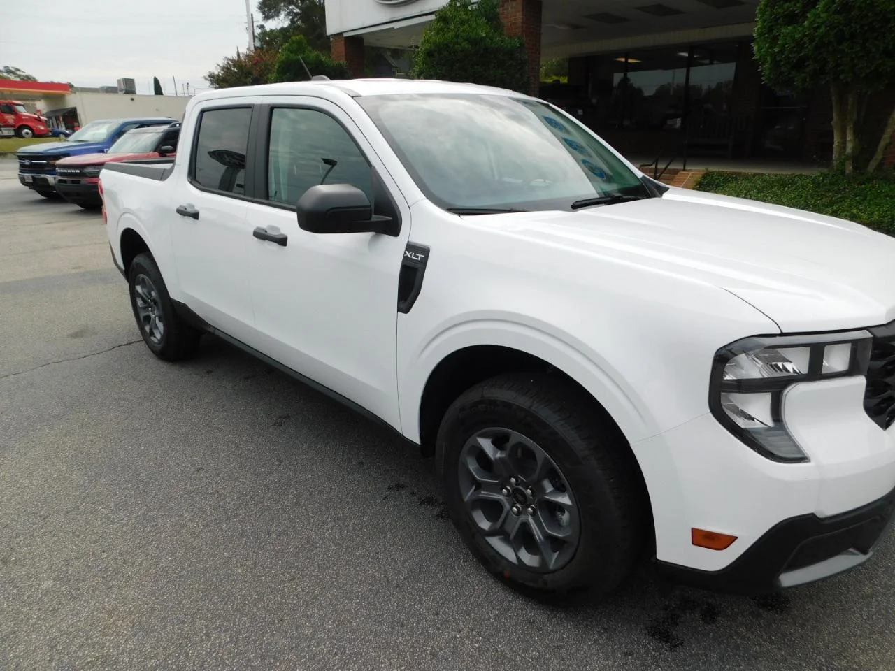 New 2026 Oxford White Ford XLT image 2