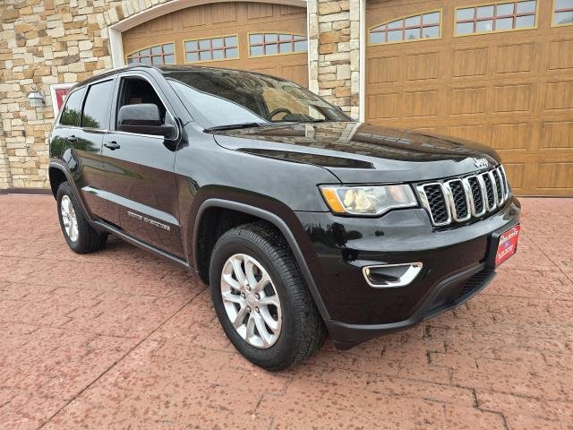 Used 2021 Diamond Black JEEP LAREDO image 1