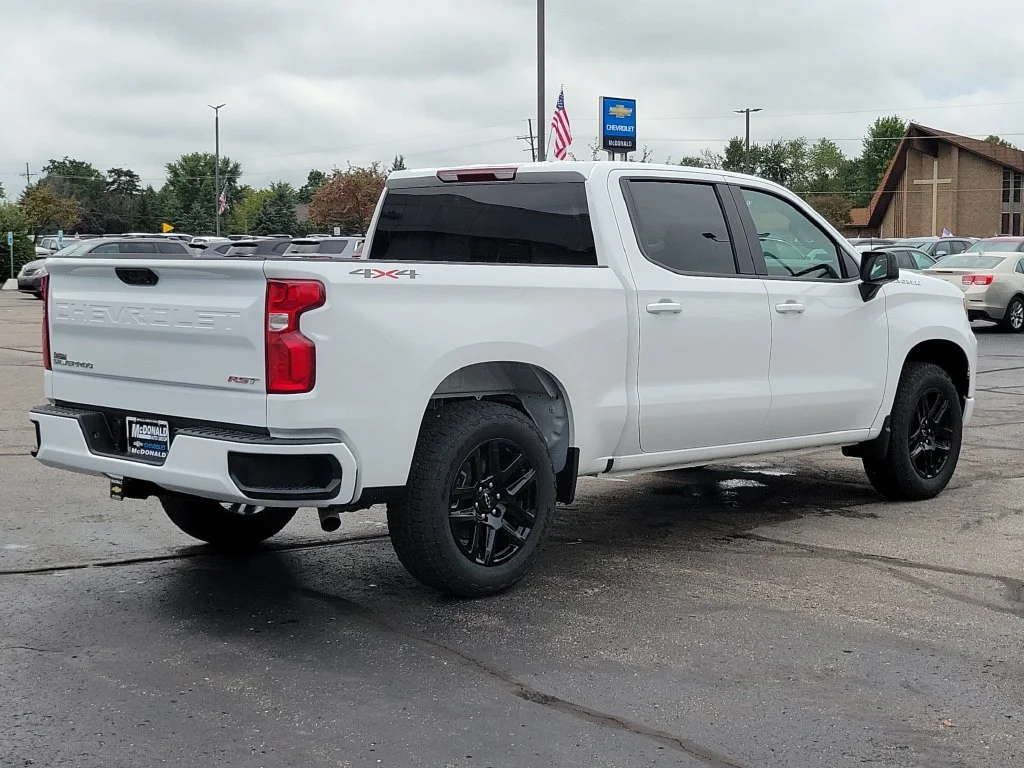 New 2026 Summit White Chevrolet RST image 3