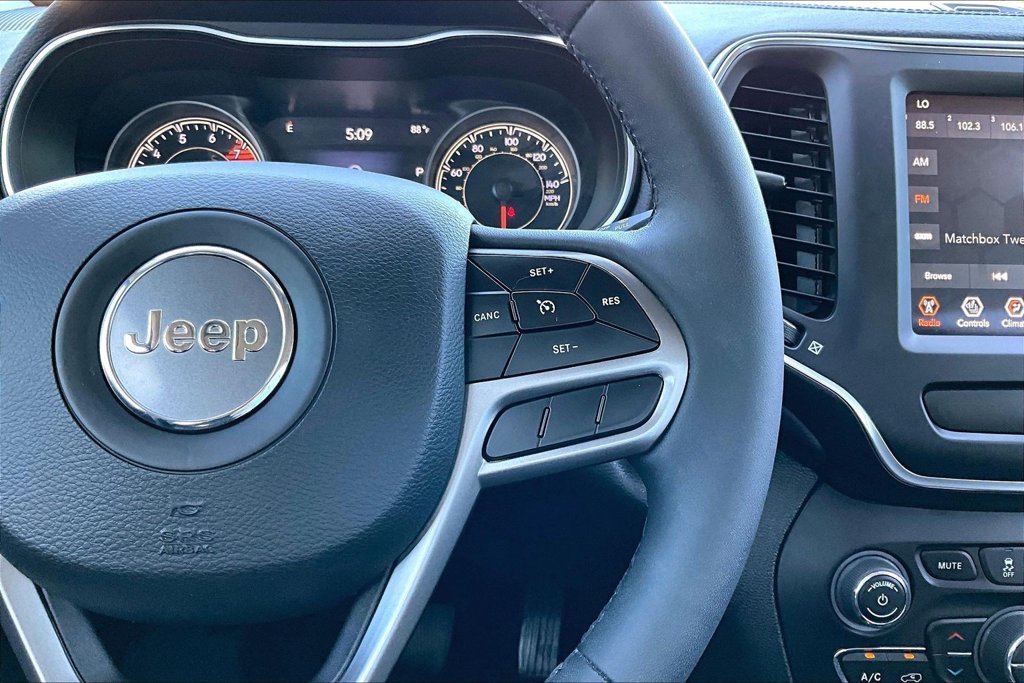 Used 2022 Black Jeep Latitude Lux image 19
